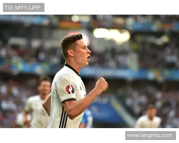 小德心中的足球偶像是谁他对明星球员的热爱与追随之路 小德心中的足球偶像是谁他对明星球员的热爱与追随之路