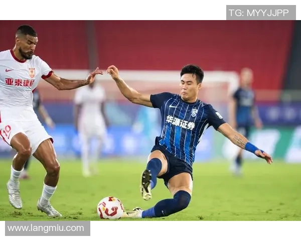 武汉足球队拼搏历程揭秘:从低谷到巅峰的奋斗之路 武汉足球队拼搏历程揭秘:从低谷到巅峰的奋斗之路