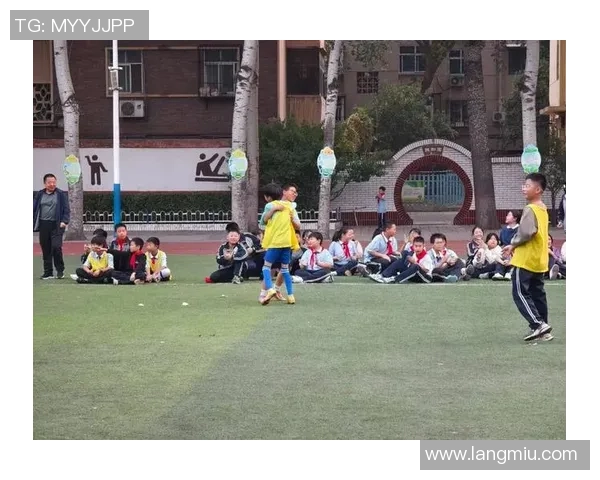 校园足球的宗旨在于培养学生的团队精神与身体素质促进全面发展